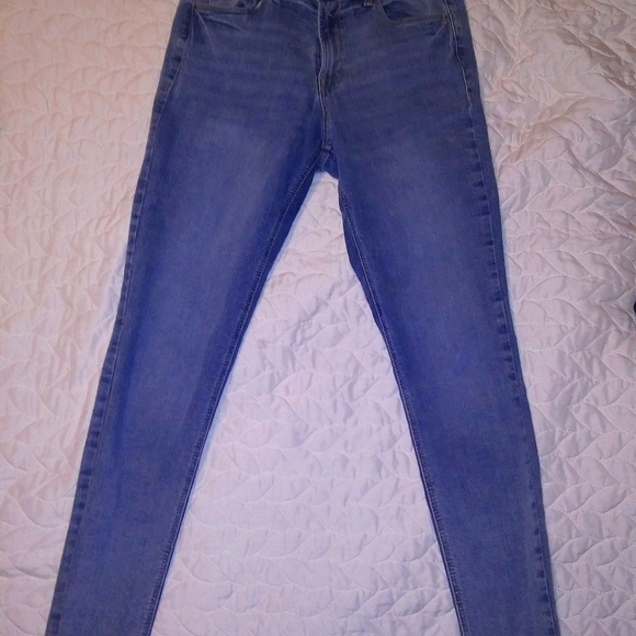 Mid rise. Old Navy Rock Star Supper Skinny jeans - Picture 1 of 7